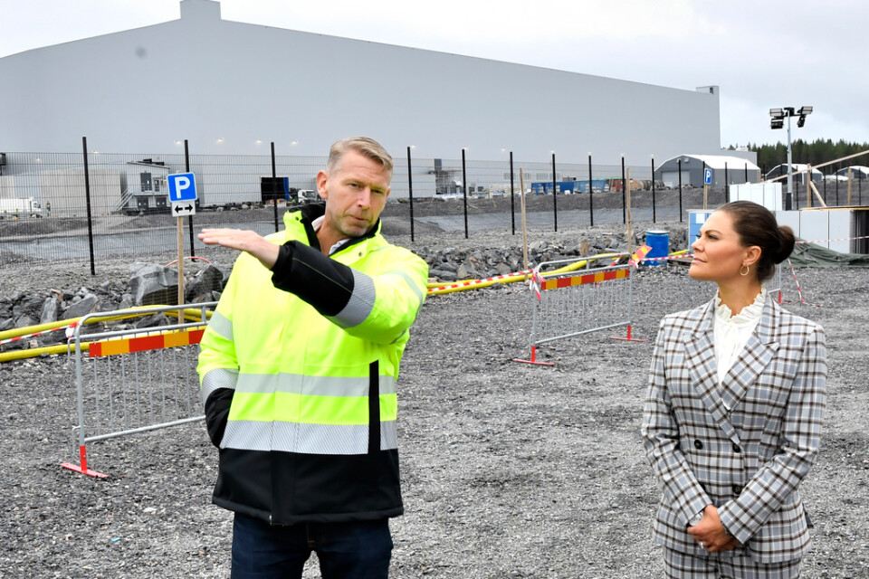 Northvolts vd Peter Carlsson visar kronprinsessan runt på området i Skellefteå där fabriken Northvolt Ett byggs. Arkivbild.