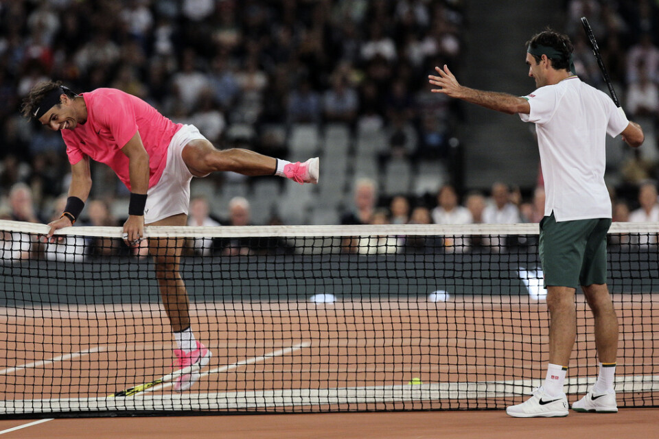 Rafael Nadal (vänster) och Roger Federer lockade en världsrekordpublik till sin uppvisningsmatch i Kapstaden.