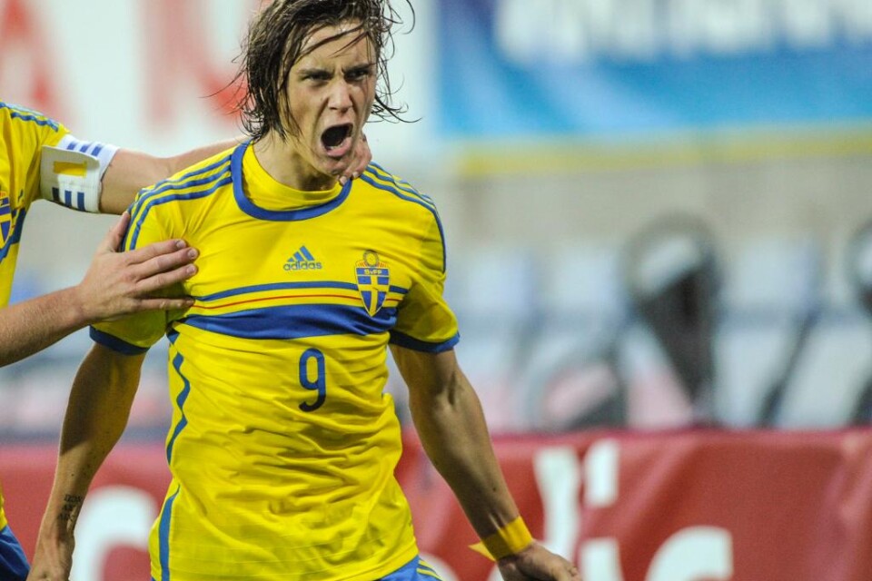 Det nya U21-landslaget i fotboll har tagit ett första kliv mot EM-slutspelet 2017. I kvalpremiären besegrade förbundskaptenen Håkan Ericsons nya gäng San Marino med 3-0, i hällregnet i Hällevik. Det var, föga överraskande, Sverige som förde matchen. Mi