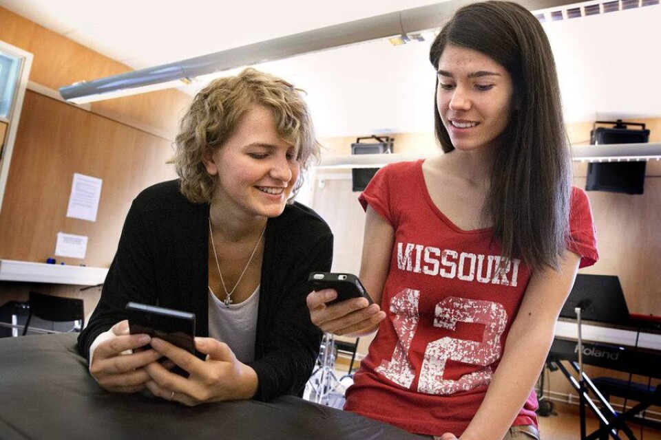 Felicia Olsson och Amina Besic vet att många elever använder sina mobiltelefoner mycket, men de tycker inte det är okej att slösa bort lektionstid på att kolla sociala medier.