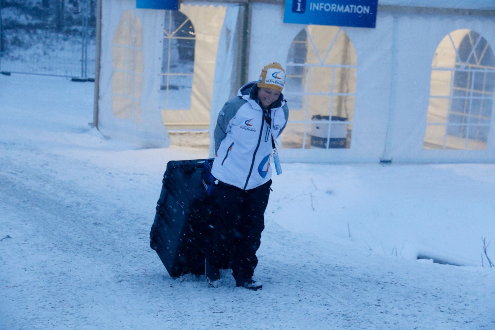 Cecilia Mattsson drog kassaskärmen genom snön.