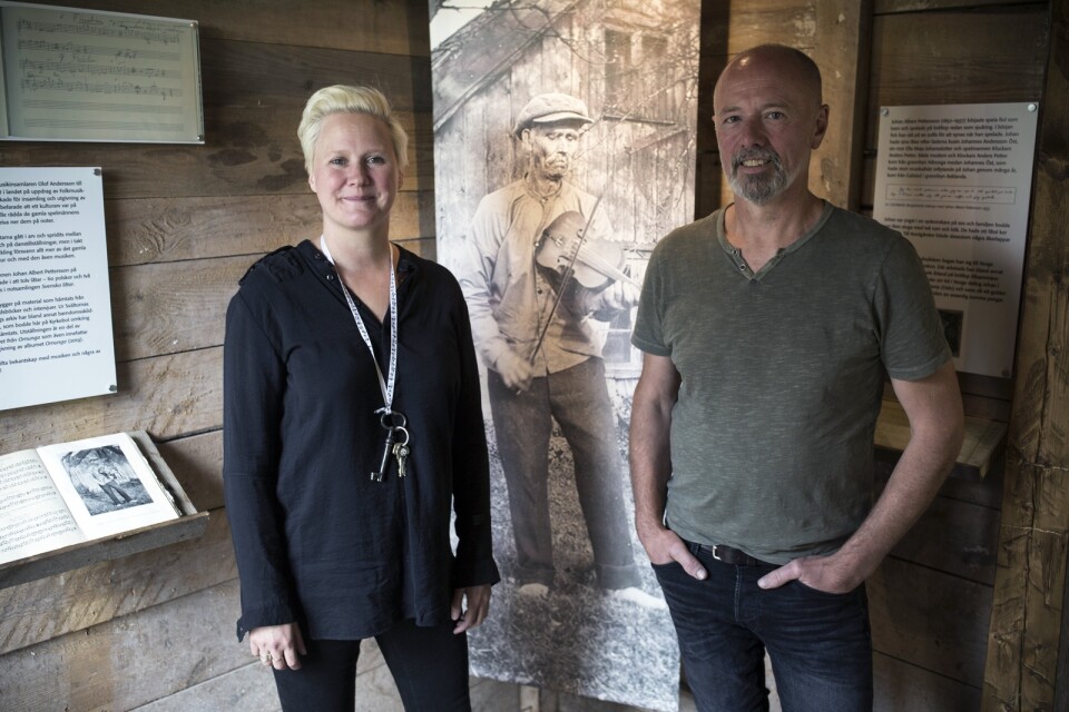 Projektledaren Jenny Gustafsson och snickaren Peter Fredriksson står i den nybyggda utställningssalen där ”Musikarvet från Ornunga” visas. Här kan man lära sig om folkmusikens historia och spelmannen Johan Albert Pettersson.