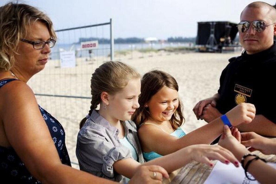 Heléne Andersson följde med när dottern Klara och bästa kompisen Isabelle Hallberg skulle ha en heldag på stranden. På scehmat stod Mamma Måds konsert och glass i stora lass. Bild: Malin Palm.