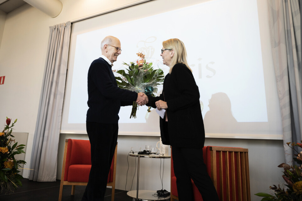 Jan Stolpe presenteras som årets mottagare av Svenska förläggareföreningens hederspris vid en pressträff i Stockholm.