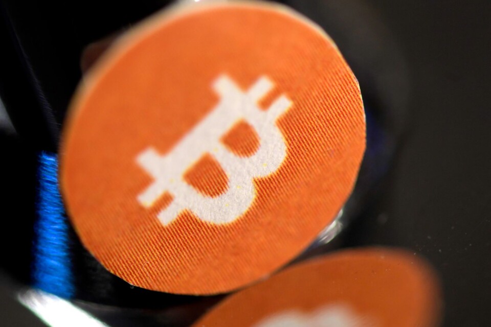 Bitcoin är en digital valuta som skapades 2009 med syftet att göra betalningar möjliga direkt mellan användare utan att koppla in en tredje part.