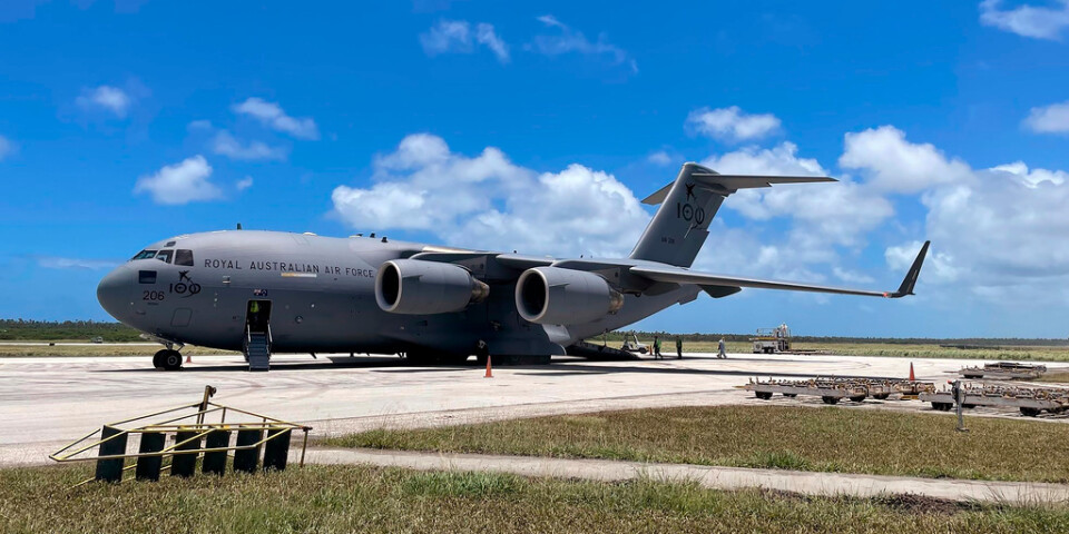 Ett plan från Australiens flygvapen har landat vid Fua'amotu internationella flygplats på Tonga.