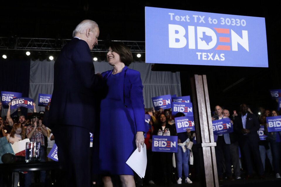 Minnesotasenatorn och tidigare presidentaspiranten Amy Klobuchar ställer sig bakom den förre vicepresidenten Joe Bidens kampanj vid ett framträdande i Dallas i Texas.