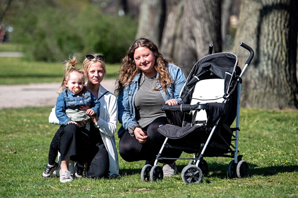 Elin Olsson (mamma till Melina, 2) och Felicia Lindberg (mamma till Alvin, 4, som var på förskolan när bilden togs) tror inte att lösningen är att skaffa färre barn. ”Barnen är ju framtiden”, säger de.