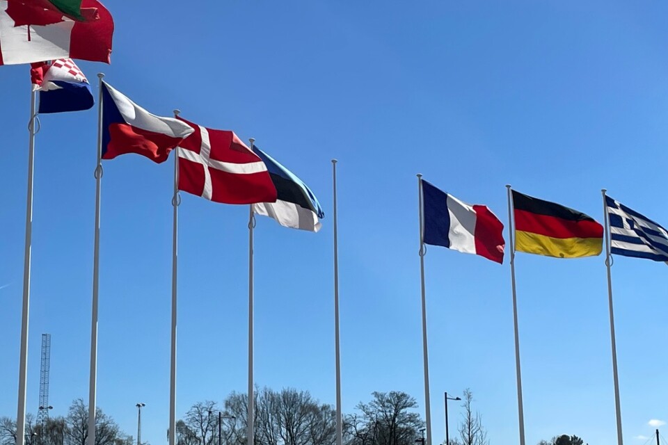 Flaggstången är redan på plats vid Natohögkvarteret i Bryssel där Finlands flagga på tisdagen ska hissas mellan Estlands och Frankrikes.