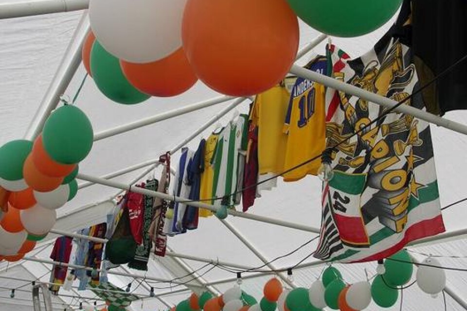 Balonger och olika fotbollströjor som Celtic förärats vid olika tillfällen.