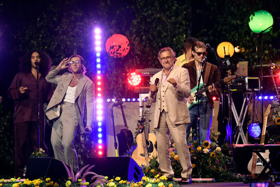 Benjamin Ingrosso uppträdde tillsammans med Tommy Körberg under "Allsångsscenen är din".