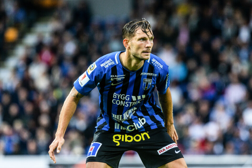 Robert Åhman Persson avslutar sin fotbollskarriär på grund av knäproblem. Arkivbild