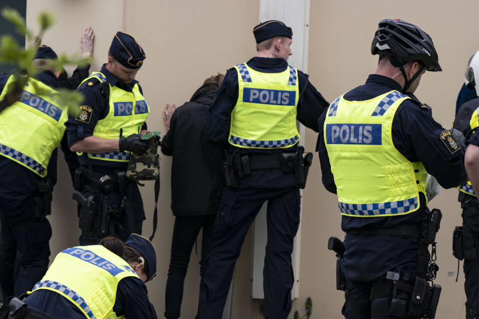 Polis utför en visitation vid en demonstration i Malmö 2019. Arkivbild.