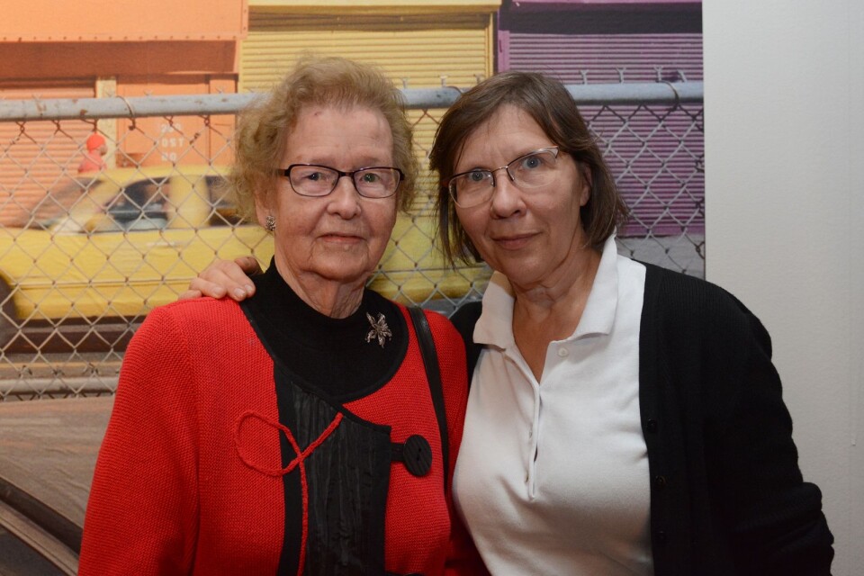 Britt Tunbjörk, mamma till Lars Tunbjörk hade också tagit sig till Stockholm för invigningen av utställningen. Hon minglade med fotografen Inta Ruka.