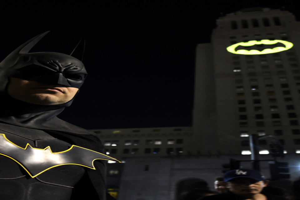 En Batman-strålkastare i Los Angeles efter skådespelaren Adam Wests bortgång 2017. Arkivbild.