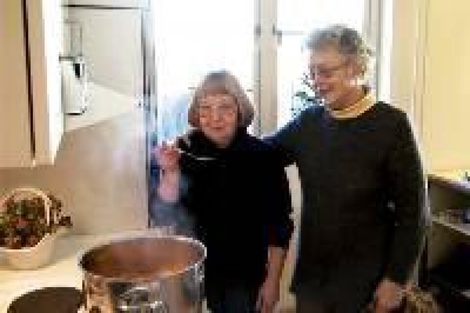 Ska vi ta i mer salt? Britt Crantz och Inga Olson ansvarar för grönsakssoppan.Foto: Ola Pilhem