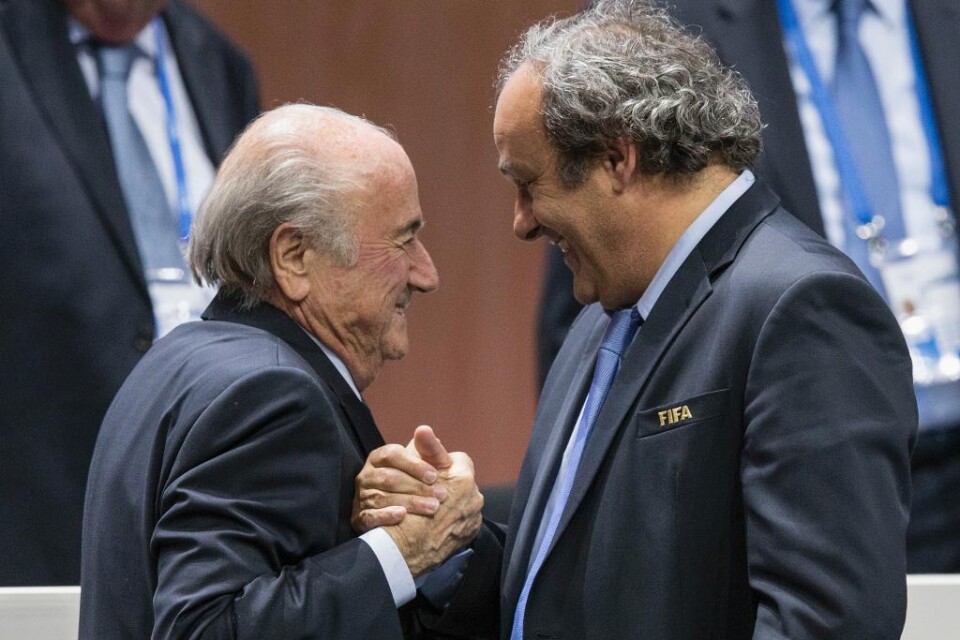 Sepp Blatters avgång som Fifa-ordförande slog ned som en bomb i fotbollsvärlden. Från många håll välkomnades hans beslut att avgå. Michel Platini, Europeiska fotbollsförbundets (Uefa) ordförande var mycket kritisk till att Sepp Blatter ställde upp till