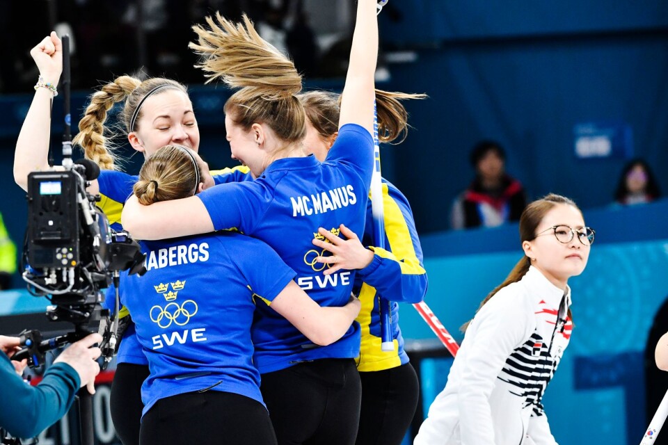 Glädje när Sveriges Agnes Knochenhauer, Anna Hasselborg, Sofia Mabergs och Sara McManus vinner curlingfinalen mellan Sverige och Sydkorea på Gangneung Curling Centre under vinter-OS i Pyeongchang, Sydkorea.