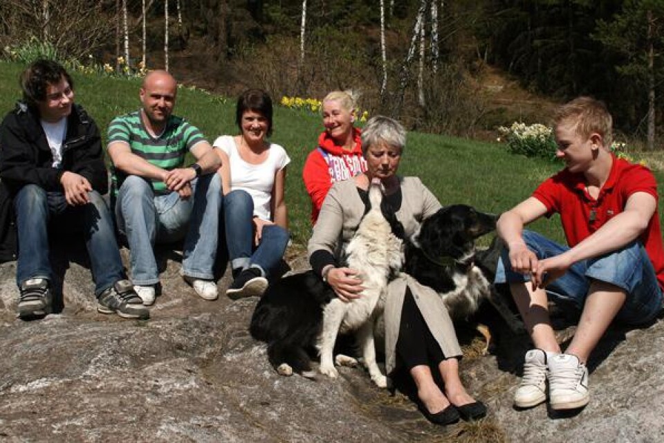 Christian Andersson, Henrik Antonsson, Patricia Stendahl, Lotta Lönn, Ingridh Andéren och Michael Jensen njuter i solen tillsammans med familjens hundar.