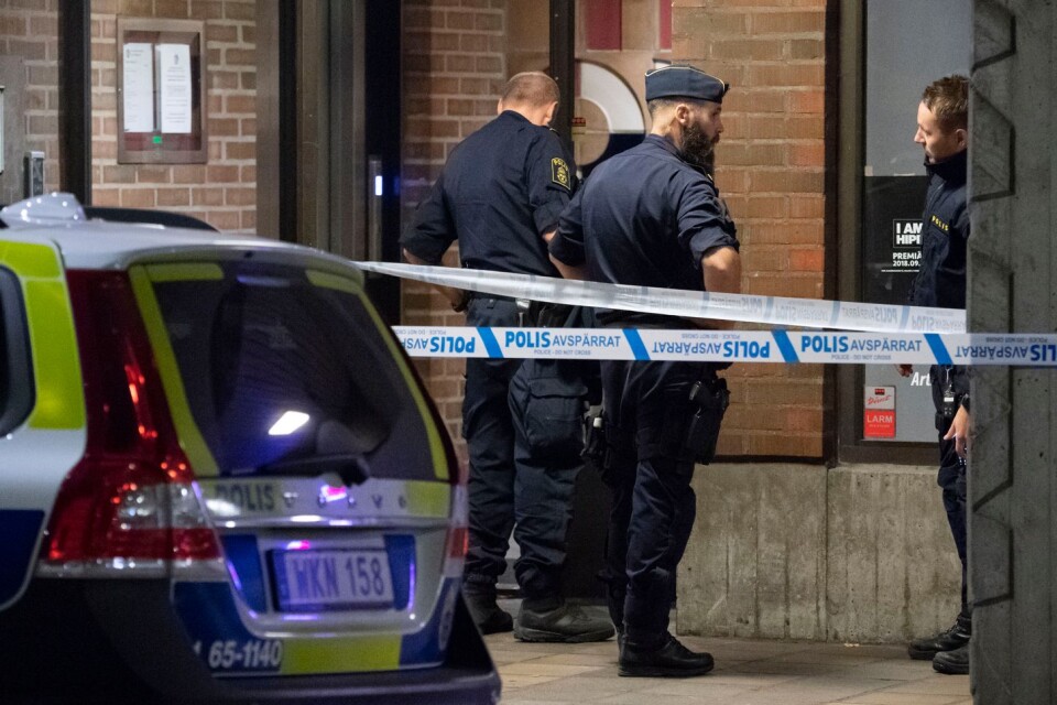 Det är oklart vad som har detonerats i ett trapphus i Malmö under natten. En person är gripen.