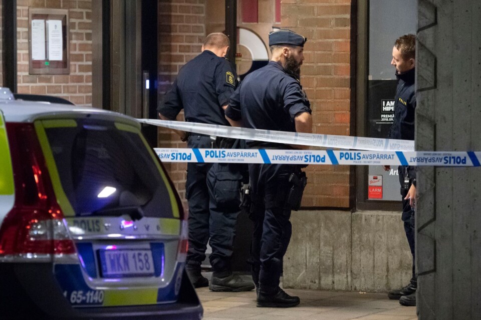 MALMÖ 2018-09-09 
Polis och avspärrningar på Mäster Nilsgatan i Malmö efter en detonation i ett trapphus natten till söndagen. Det är oklart vad som detonerat. 
Foto: Johan Nilsson / TT / Kod 50090
