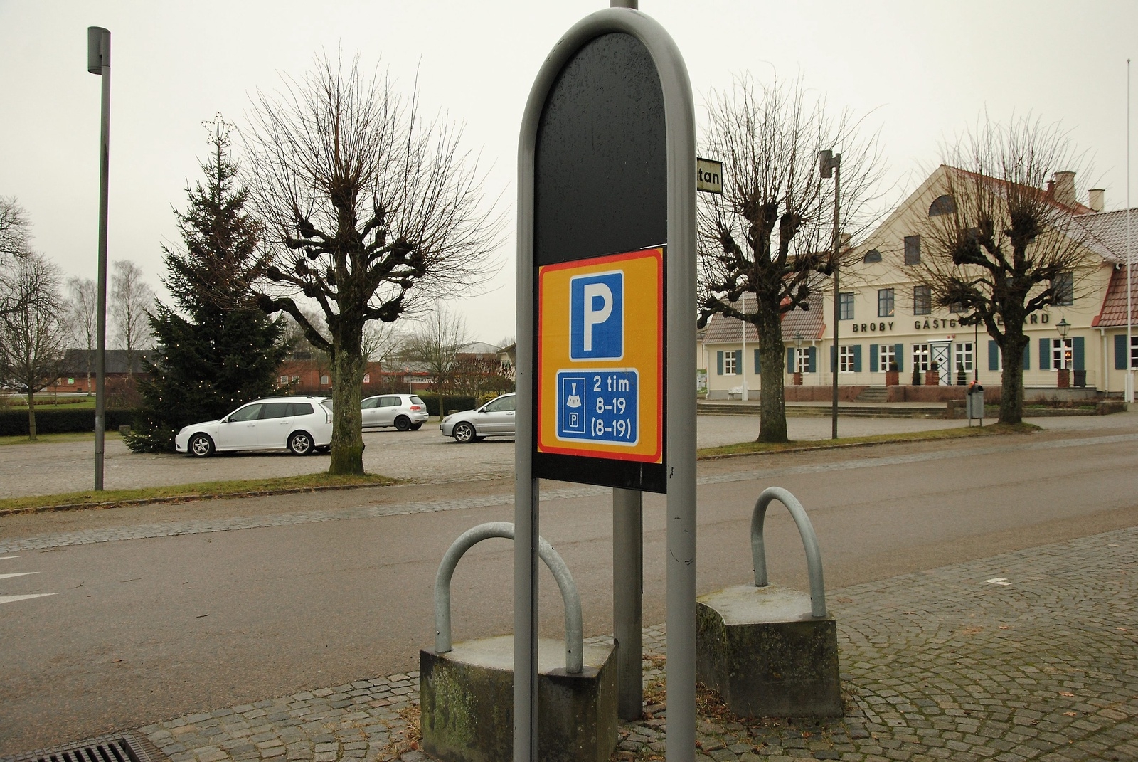 Många tycker att parkeringsbestämmelserna  med p-skiva är oklara och krångliga på torget i Broby.                    FOTO: SUSANNE GÄRE