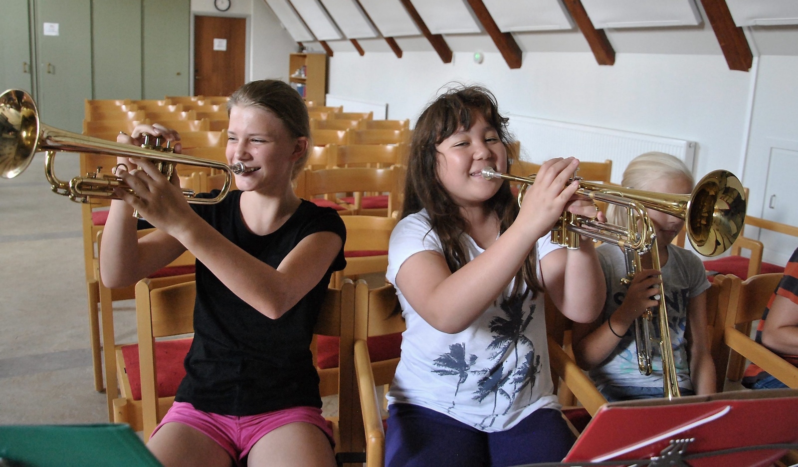 Barnen och ungdomarna delas upp för att öva var för sig. Här syns Sigrid Wallin och Jenny Skoog på trumpet. Foto: Axel Hilleskog