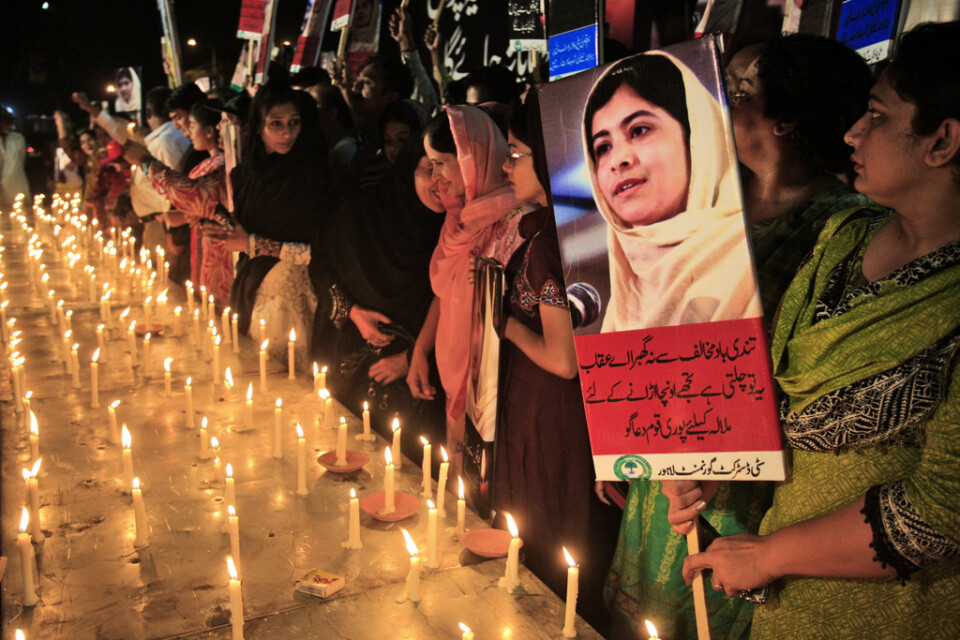 En protest mot mordförsöket på Malala Yousafzai i pakistanska Lahore 2012. Nu har Ehsanullah Ehsan, som tillkännagav dådet, rymt från fängelse.