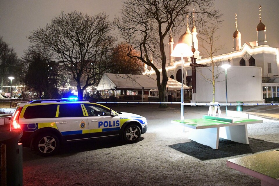 En man i 20-årsåldern har fått allvarliga knivskador i ett bråk i Folkets park i Malmö.