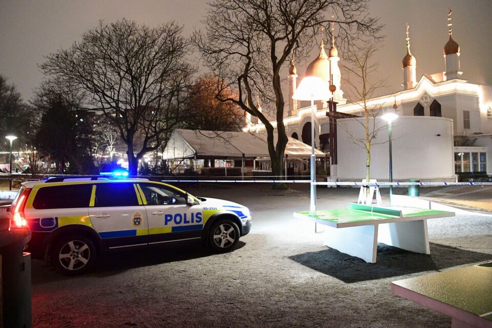 En man i 20-årsåldern har fått allvarliga knivskador i ett bråk i Folkets park i Malmö.