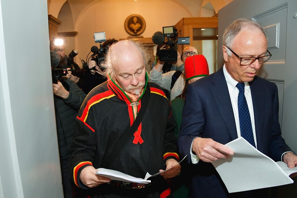 Matti Blind Berg, Girjas samebys ordförande, och Peter Danowsky, Girjas advokat, läser domslutet  i Högsta domstolen i Stockholm.