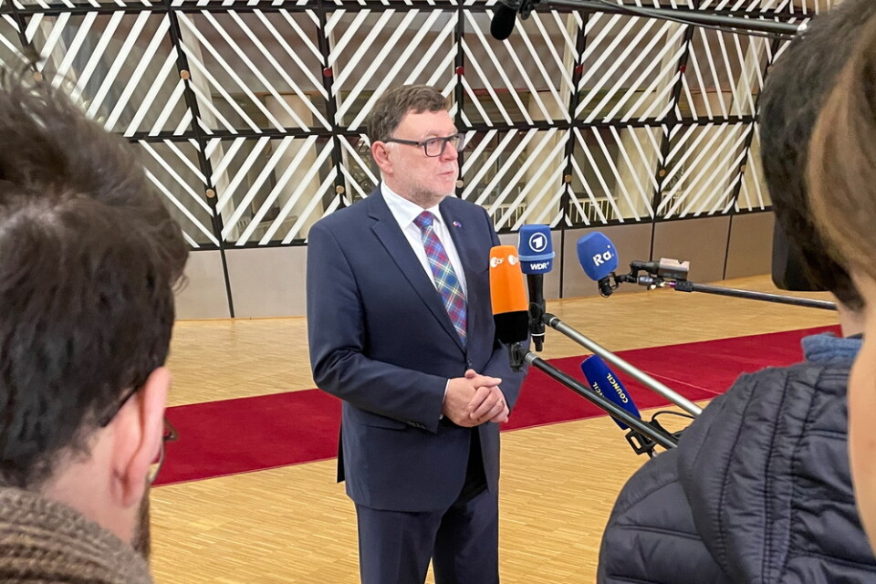 Tjeckiens finansminister Zbynek Stanjura ska försöka få sina EU-kollegor att enas om Ungern och Ukraina.