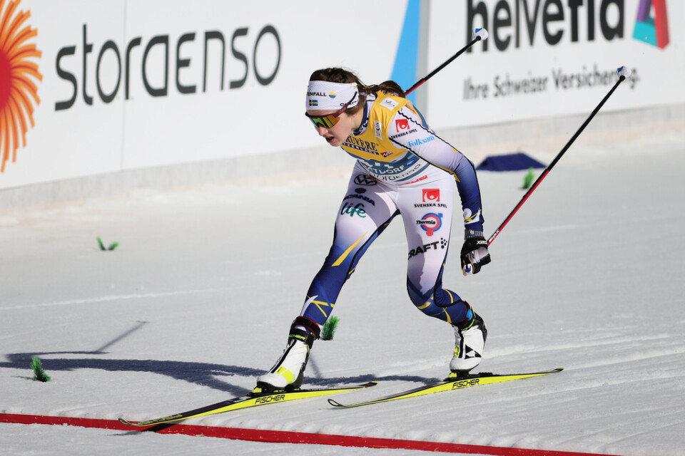 Ebba Andersson går i mål som bronsmedaljör.