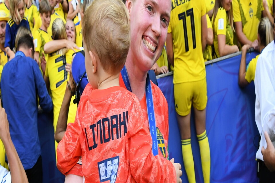 Hedvig Lindahl med en av sina söner efter bronsmatchen i VM 2019, som Sverige vann över England.