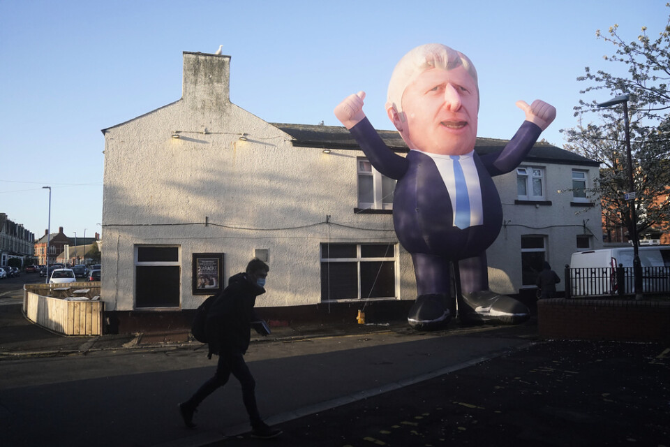 En uppblåsbar Boris Johnson-figur ger tummen upp för valresultatet i Hartlepool.