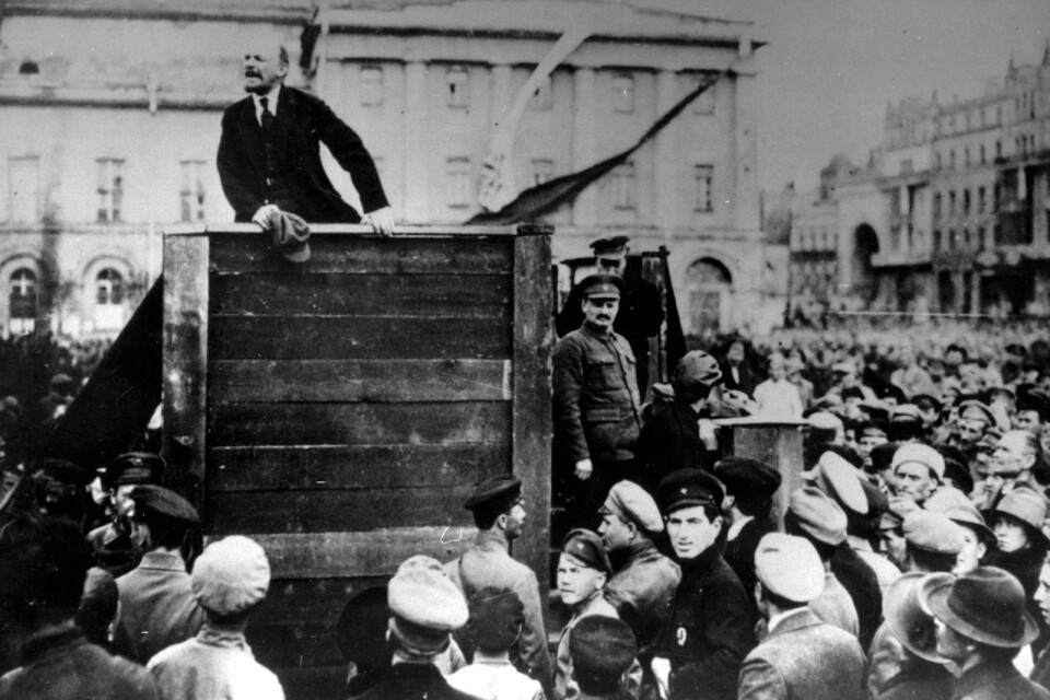 Lenin håller ett tal i St. Petersburg.