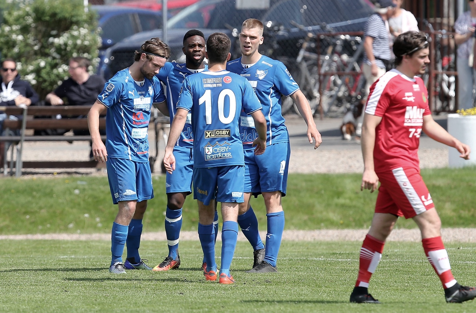 Måljubel i IFK Osby efter Albin Ekströms 1-0-mål. Edem Hetcheli, Wille Olsson och Haris Hamzic gratulerar målskytten. Foto: Stefan Sandström