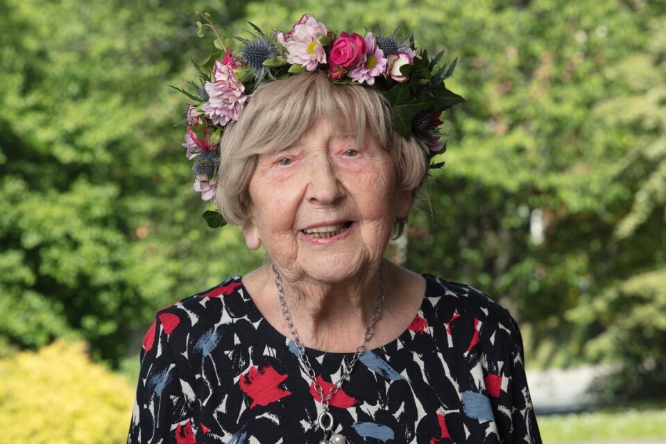 Dagny Carlsson började blogga när hon var 99 år. Hon är Sveriges äldsta bloggare. 2017 var hon sommarvärd i radioprogrammet Sommar i P1.