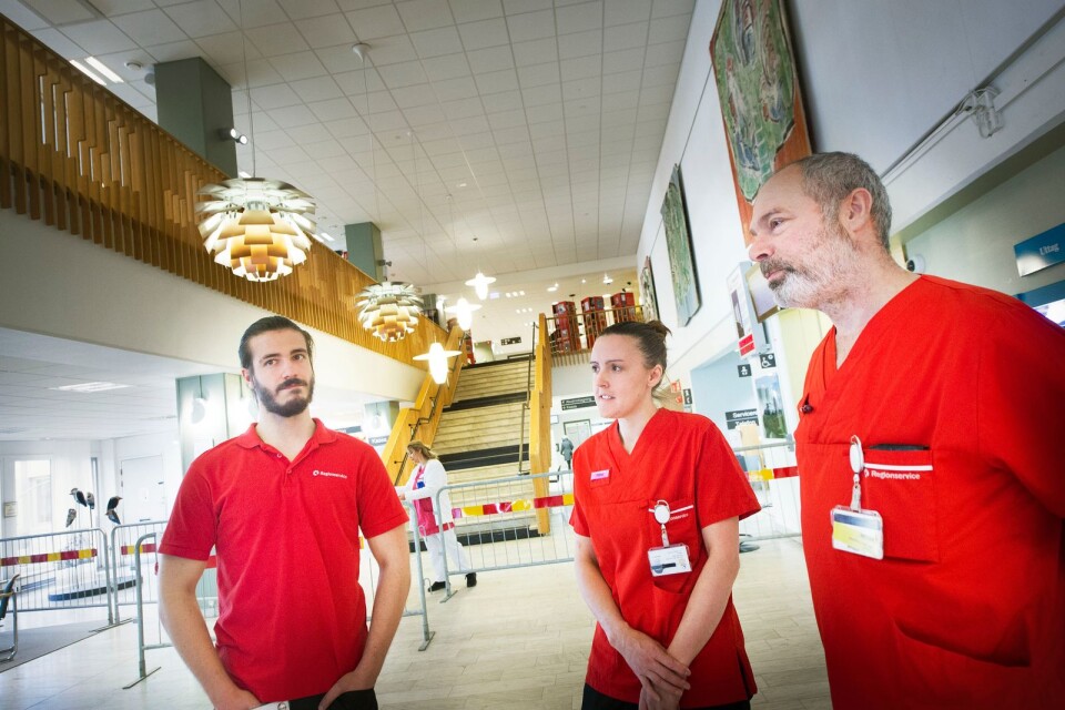 Alexander Olofsson, Petra Ekberg och Sani Farajallah är några av de servicemedarbetare som smittstädar rummen där svårt sjuka patienter har vistats.