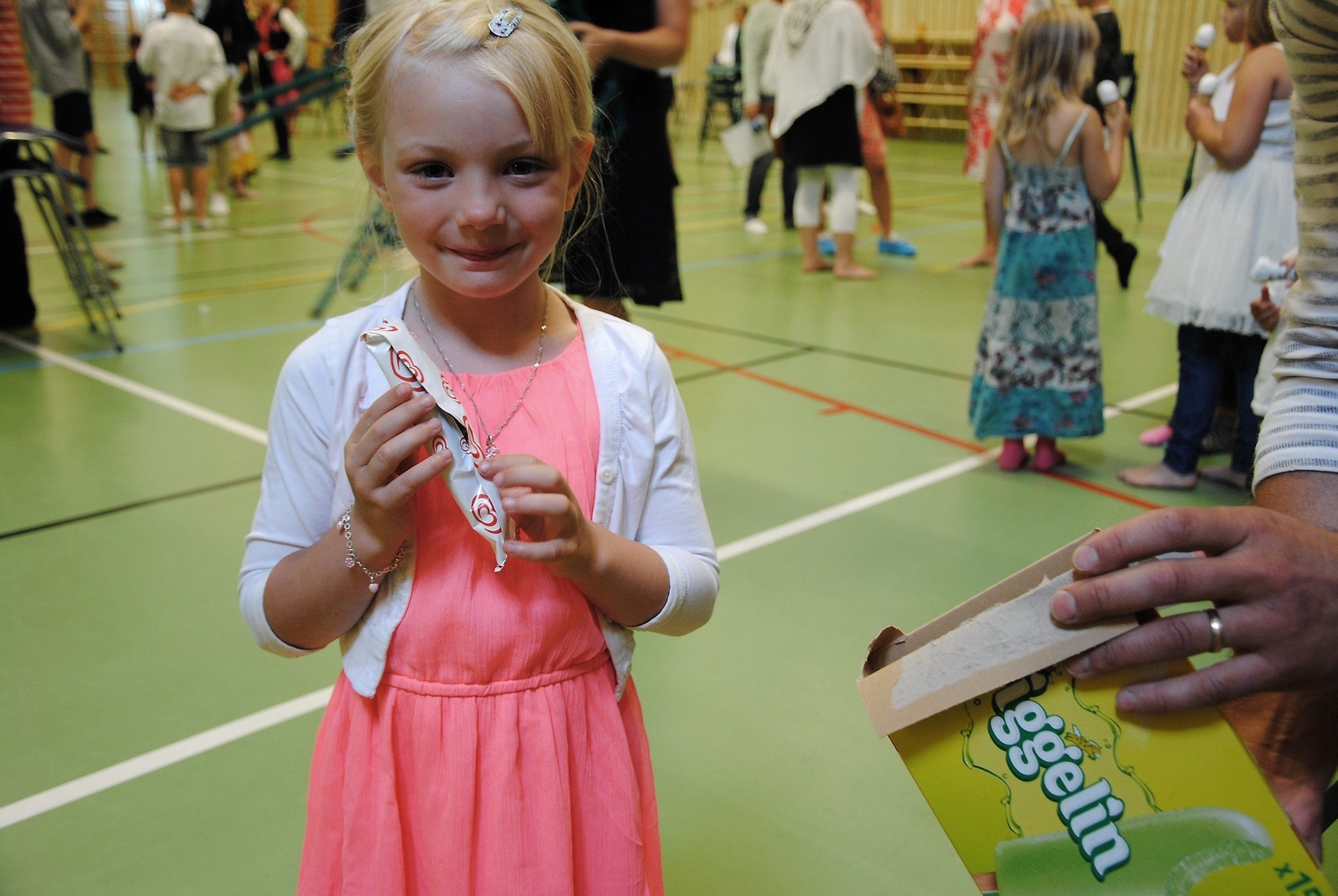 Elin Sandell ska börja förskoleklass till hösten. Hon verkade nöjd med sin nya skola under glassutdelningen. Foto: Sara Kring