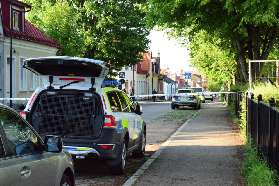 Avspärrningar efter skottlossning på Tomegatan i Tomelilla 9 juni 2019. Bild Ulrika Wangel.