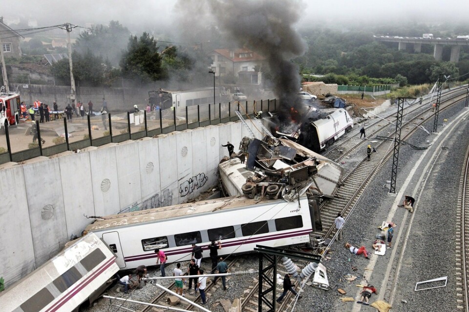 Räddningsarbete pågår direkt efter den dödliga tågkraschen nära Santiago de Compostela, huvudstad i spanska Galicien, i juli 2013.