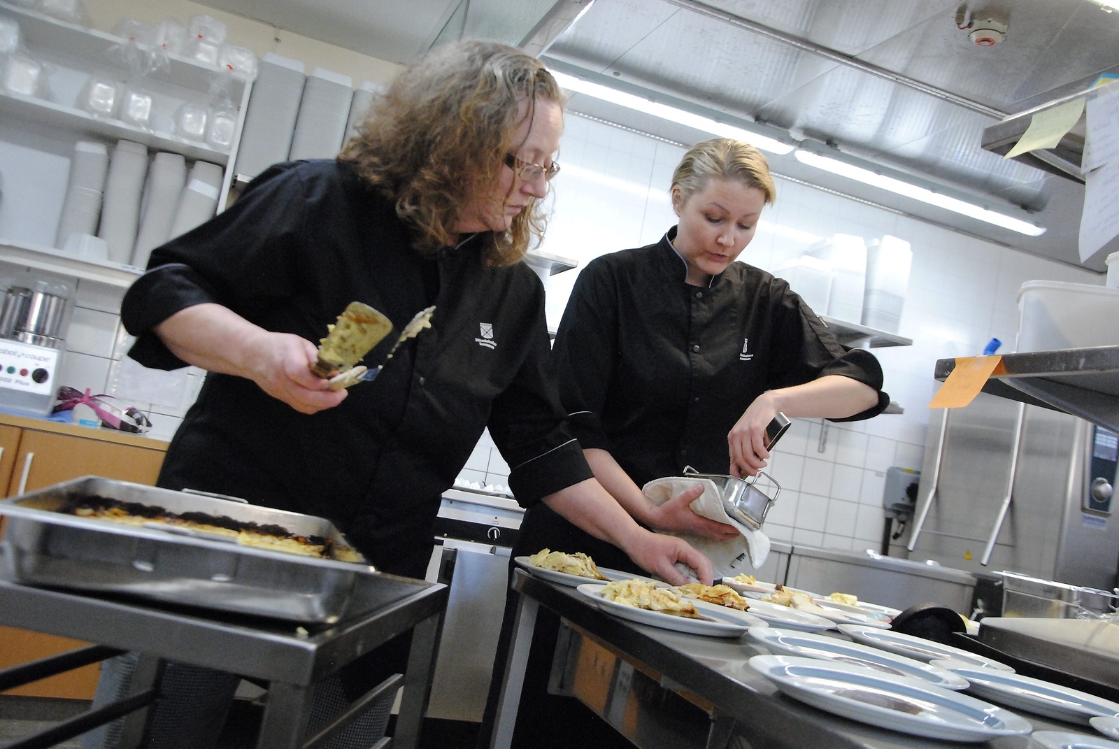 I köket garnerar Jeanette Galia och Emmelie Johansson. Foto: Kristina Höjendal