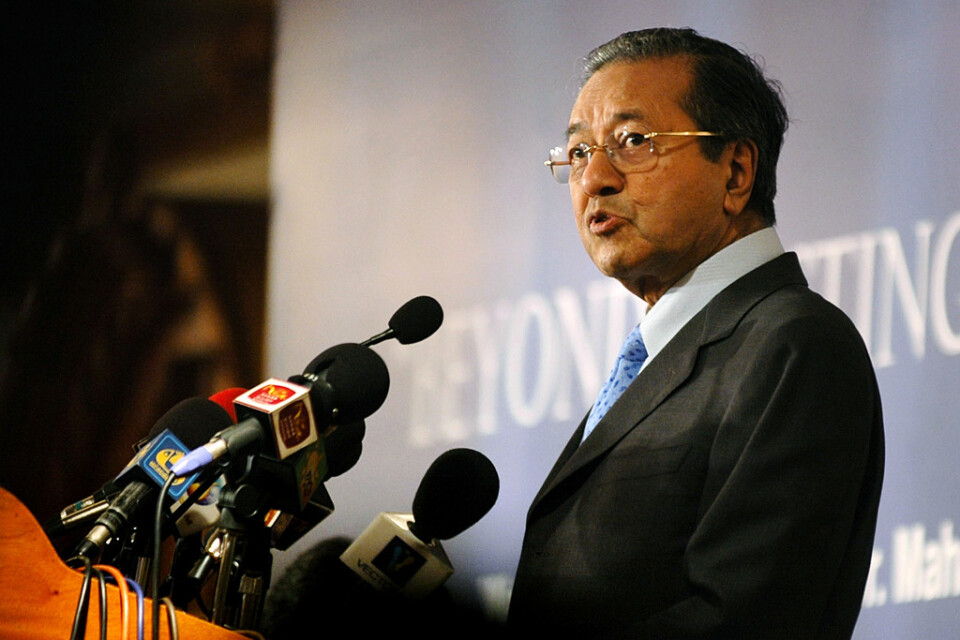 Den 94-årige Mahathir Mohammed vill bilda ny regering i Malaysia sedan samarbetet med Anwar Ibrahim slutat i bitter fiendskap. Landet har därmed kastats in i en politisk kris. Bilden är från 2005. Arkivbild