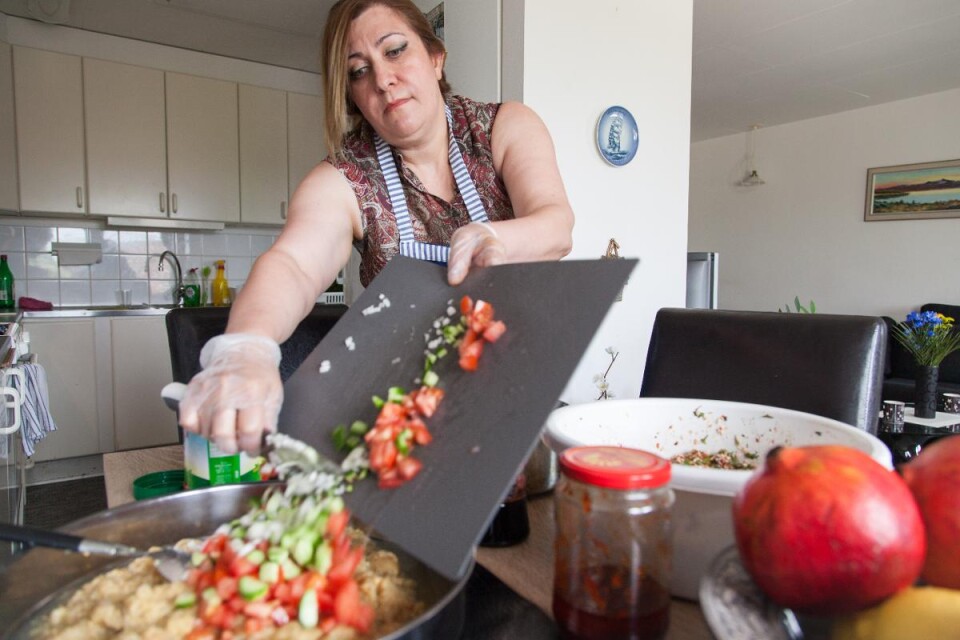 – Inget liv utan grönsaker! skrattar Hamida Darwish och rör ner en rejäl mängd hackade grönsaker i sin baba ganousch, aubergineröra. Foto: Torun Börtz