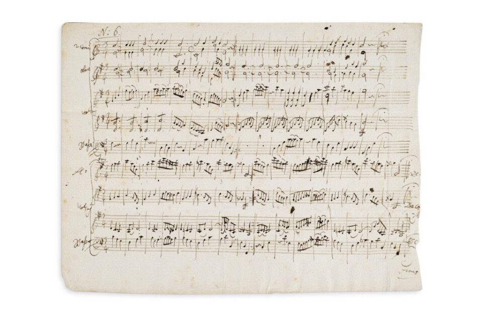 Noterna till två menuetter komponerade av Mozart kommer att säljas på auktion. Pressbild.
