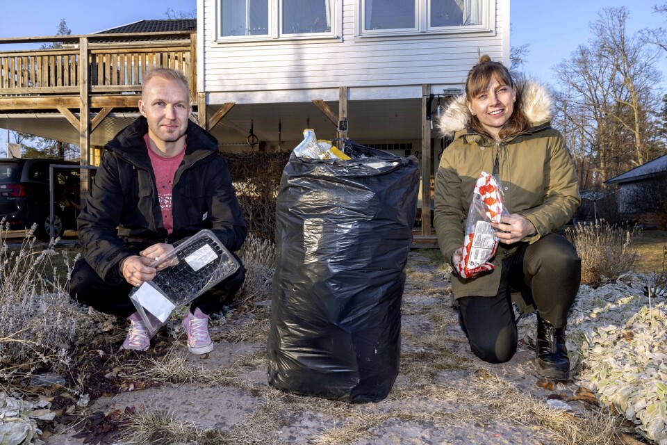 Andreas och Kajsa Högström i Oskarshamn har samlat plast i en månad – så här mycket blev det.