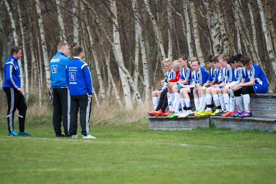 IFK Karlshamn-spelarna var besvikna över underläget i halvtid. Foto: Jonas Gustafsson