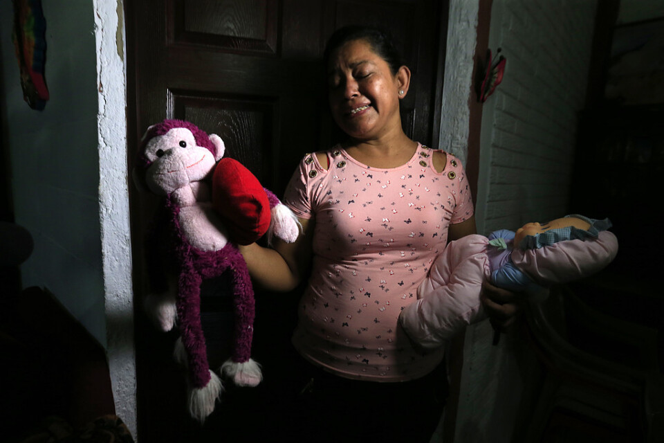 Rosa Ramirez, barnets farmor, håller upp sitt döda barnbarns leksaker.