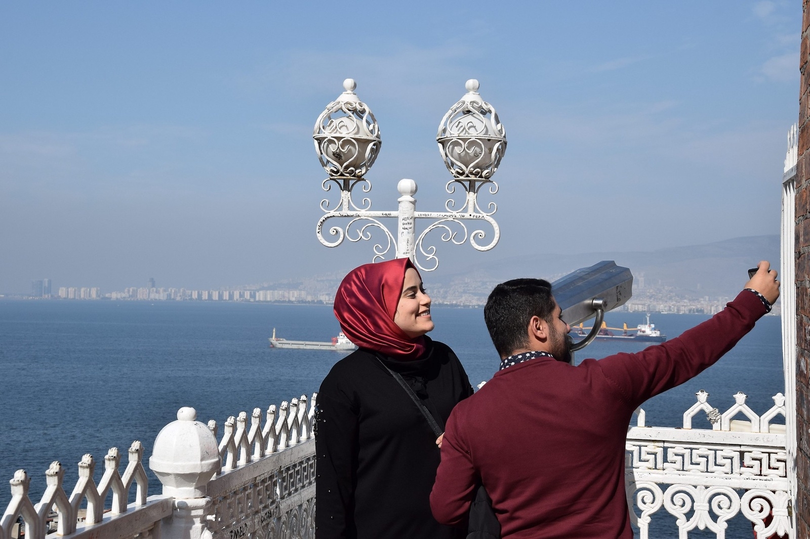Asansör är en populär plats för unga par som vill ta en selfie med Egeiska havet i bakgrunden.